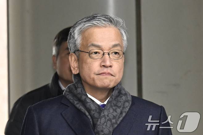 헌법재판관 미임명과 윤석열 전 대통령 측근인 이완규 후보자를 기습 지명하는 데 관여한 혐의 등을 받는 최상목 전 경제부총리가 10일 오후 서울 서초구 중앙지방법원에서 열린 1심 첫 공판에 출석하고 있다. (공동취재) 2026.2.10 ⓒ 뉴스1 안은나 기자