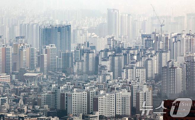 다주택자 양도소득세 중과 유예 종료를 앞두고 강남권과 한강변을 중심으로 급매물이 풀리고 있는 5일 서울 남산에서 바라본 서울 시내 아파트 단지의 모습. 이재명 대통령은 이날 공식X(구 트위터) 계정을 통해 다주택자에 이어 비거주 1주택자를 겨냥한 메시지를 내며 거듭 부동산 정책에 대한 의지를 밝혔다. 2026.2.5 ⓒ 뉴스1 최지환 기자