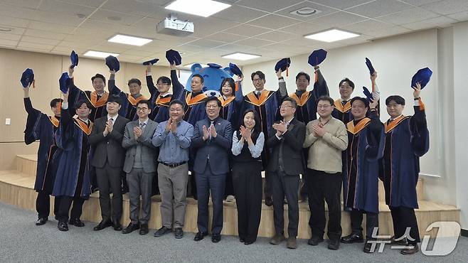 강원대 일반대학원 데이터사이언스학과 졸업생들이 20일 '2025학년도 전기 학위수여식(춘천캠퍼스)'을 마치고 기념촬영을 하고 있다.(강원지능화혁신센터 제공. 재판매 및 DB금지)/뉴스1