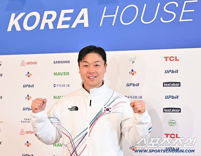 20일 이탈리아 밀라노 코리아하우스에서 IOC 선수위원으로 당선된 원윤종 기자회견이 열렸다. 포즈를 취하고 있는 원윤종 위원. 밀라노(이탈리아)=송정헌 기자songs@sportschosun.com/2026.02.20/