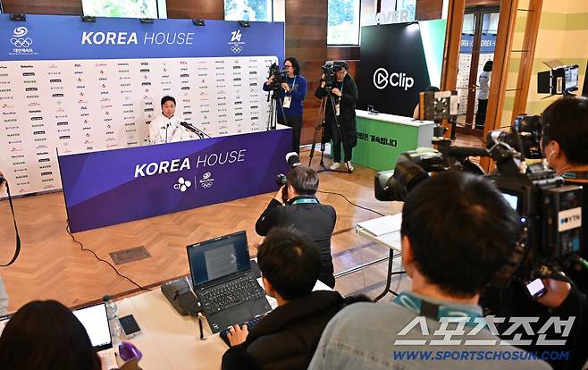 20일 이탈리아 밀라노 코리아하우스에서 IOC 선수위원으로 당선된 원윤종 기자회견이 열렸다. 기자들 질문에 답하는 원윤종 위원. 밀라노(이탈리아)=송정헌 기자songs@sportschosun.com/2026.02.20/