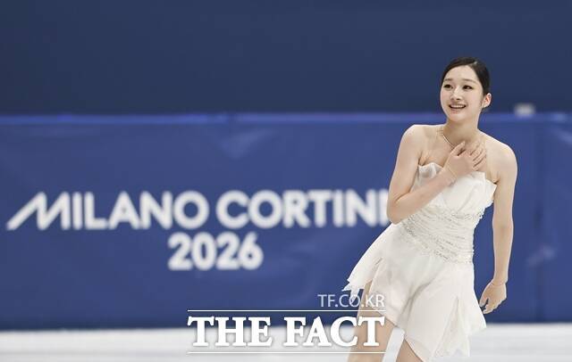 [밀라노=뉴시스] 김근수 기자 = 피겨스케이팅 신지아가 19일(현지시간) 이탈리아 밀라노 아이스스케이팅 아레나에서 열린 2026 밀라노·코르티나 담페초 동계올림픽 피겨스케이팅 여자 싱글 프리프로그램에서 연기를 마치고 인사를 하고 있다. /뉴시스