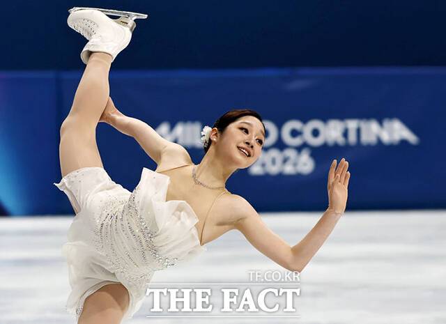 피겨 스케이팅 여자 싱글 신지아가 19일(현지시간) 이탈리아 밀라노 아이스 스케이팅 아레나 경기장에서 열린 2026 밀라노·코르티나담페초 동계올림픽 여자 싱글 프리스케이팅에서 연기를 펼치고 있다. /밀라노=뉴시스