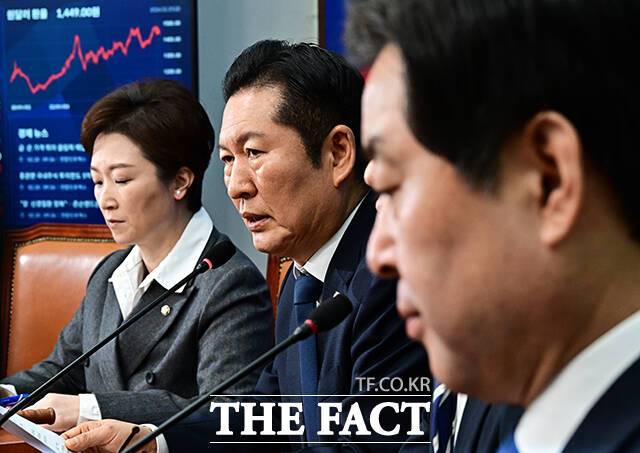 정청래 더불어민주당 대표(가운데)가 20일 오전 서울 여의도 국회에서 열린 최고위원회의에 참석해 모두발언을 하고 있다. /국회=배정한 기자