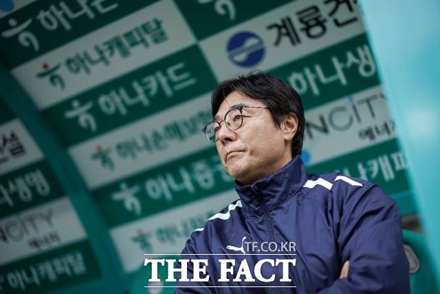 "리그 개막에 앞서 우승컵을 들어올리겠다"는 의지를 밝힌 대전의 황선홍 감독./K리그