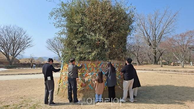 순천 낙안읍성 내 설치된 달집에 관광객들이 소원지를 달고 있다/사진-순천시