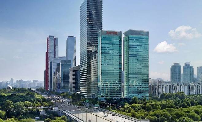 서울 여의도 샛강생태공원 전면에 위치한 메리어트 이그제큐티브 아파트먼트 전경. 메리어트 이그제큐티브 아파트먼트