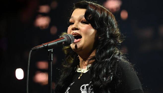 롤라 영은 싱글 'Messy'로 이번 차트에 이름을 올린 유일한 영국 아티스트다