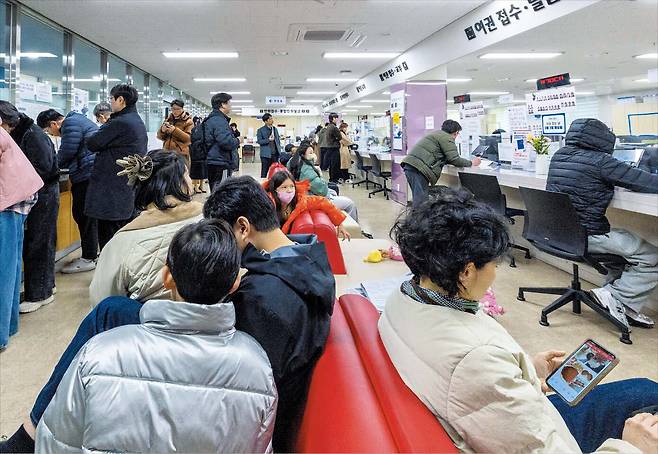 19일 찾은 경기 화성시 동탄구청 민원여권과의 모습. 여권을 발급받거나 갱신하려는 시민들로 붐볐다. 동탄구청은 지난 1일 문을 연 ‘신생 구청’이다. 화성시에는 지난 1일부터 동탄구 등 4개 구(區)가 생겼다./김지호 기자