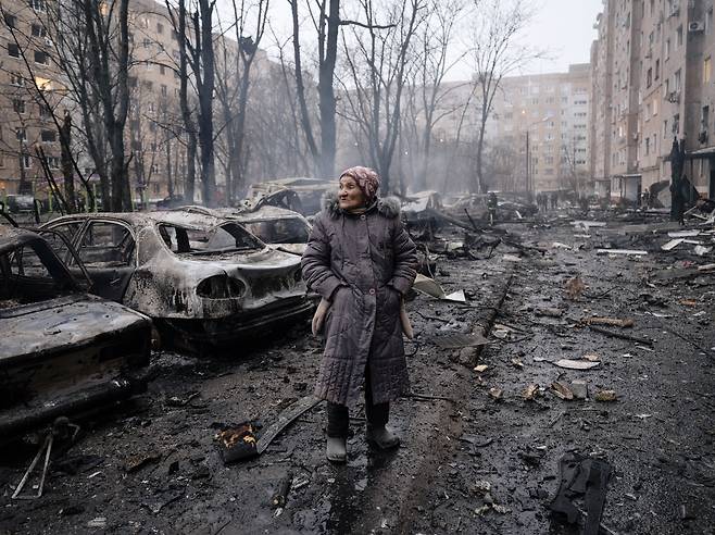 러시아군이 지난 8일 집중 포격한 우크라이나 동부 도네츠크주 크라마토르스크 지역의 주민이 주변을 둘러보고 있다. 이 지역은 우크라이나 동부 방어선의 핵심 거점이다. 러시아군은 최근 전선 인근 민간 지역에 포격 강도를 높이고 있다./EPA 연합뉴스