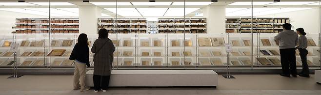 2026년 2월 9일 서울 관악구 서울대 중앙도서관에서 보이는 수장고 '헤리티지 라이브러리' 개관식이 진행된 가운데 이곳에 방문한 시민들이 시설을 둘러보고 있다. /장경식 기자