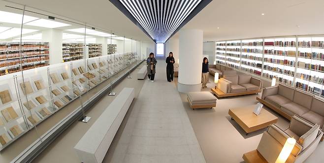 2026년 2월 9일 서울 관악구 서울대 중앙도서관에서 보이는 수장고 '헤리티지 라이브러리' 개관식이 진행된 가운데 이곳에 방문한 시민들이 시설을 둘러보고 있다. '헤리티지 라이브러리'는 국내 최대 규모의 보이는 수장고로 16세기 세계유일본 중국지도 '명대북경지도', 현존하는 조선 최초의 족보인 '안동권씨성화보' 등이 전시된다. /장경식 기자