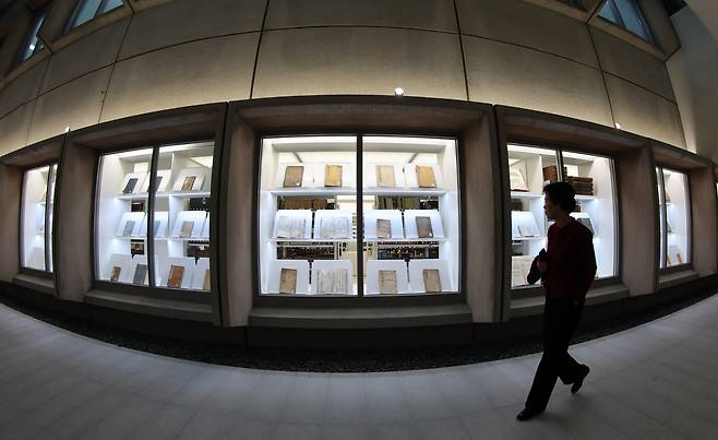 2026년 2월 9일 서울 관악구 서울대 중앙도서관에서 보이는 수장고 '헤리티지 라이브러리' 개관식이 진행된 가운데 이곳에 방문한 시민들이 시설을 둘러보고 있다. '헤리티지 라이브러리'는 국내 최대 규모의 보이는 수장고로 16세기 세계유일본 중국지도 '명대북경지도', 현존하는 조선 최초의 족보인 '안동권씨성화보' 등이 전시된다. /장경식 기자