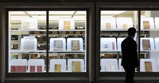 2026년 2월 9일 서울 관악구 서울대 중앙도서관에서 보이는 수장고 '헤리티지 라이브러리' 개관식이 진행된 가운데 이곳에 방문한 시민들이 시설을 둘러보고 있다. '헤리티지 라이브러리'는 국내 최대 규모의 보이는 수장고로 16세기 세계유일본 중국지도 '명대북경지도', 현존하는 조선 최초의 족보인 '안동권씨성화보' 등이 전시된다. /장경식 기자