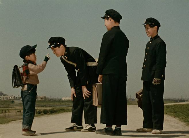 영화 '안녕하세요'의 아이들은 지금보면 유치하기 짝이 없는 방구놀이에 진지하게 몰두합니다. 제일 왼쪽 꼬마처럼 손가락으로 얼굴을 누르면 바로 방구를 발사하는 놀이에요. 지들끼리는 신났다고 좋아하는 모습. 잃어버린 소중함들을 떠올려 보라는 감독님의 뜻이 아닐지./엣나인필름