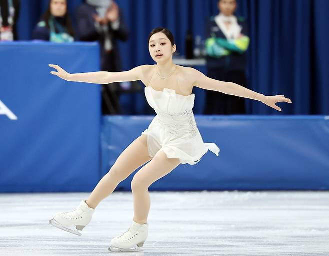신지아가 20일(한국 시시각) 이탈리아 밀라노 아이스스케이팅 아레나에서 열린 올림픽 피겨스케이팅 여자 싱글 프리스케이팅에서 연기를 펼치고 있다./뉴스1