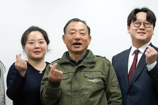 국민의힘 이정현 공천관리위원장이 20일 서울 여의도 국민의힘 중앙당사에서 열린 제9회 전국동시지방선거 중앙당 공관위 제1차 회의에 참석해 기념 촬영하고 있다. /연합뉴스.