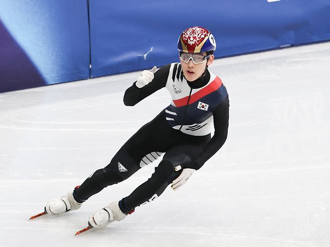 쇼트트랙 임종언이 16일(현지 시간) 이탈리아 밀라노 아이스 스케이팅 아레나에서 열린 2026 밀라노·코르티나 담페초 동계올림픽 쇼트트랙 남자 5000m 계주 준결승에서 엄지를 들어보이고 있다. /뉴시스