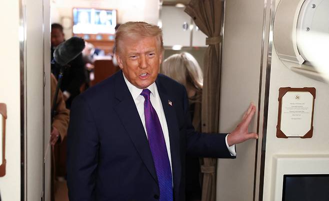 도널드 트럼프 미국 대통령이 2026년 2월 19일 에어포스원에서 기자들과 연설하고 있다. /연합뉴스