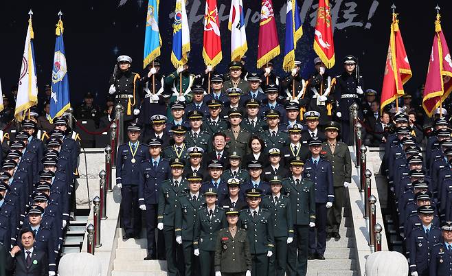 이재명 대통령이 20일 충남 계룡대 대연병장에서 열린 육·해·공군 사관학교 통합임관식에서 신임 장교들과 기념촬영을 하고 있다. /청와대통신사진기자단