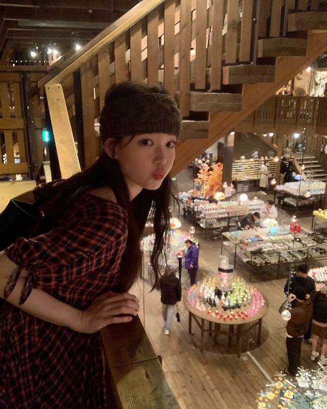 헤어 터번으로 모리걸 스타일을 완성한 최윤지. 인스타그램 @yoonjiiii