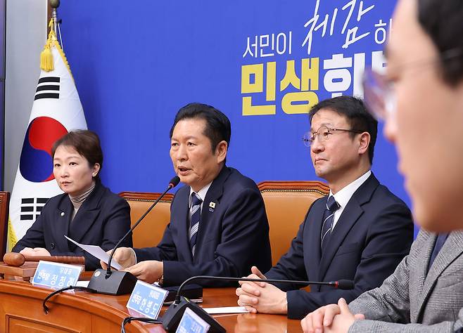 19일 더불어민주당 정청래 대표가 국회에서 열린 최고위원회의에서 발언하고 있다.연합뉴스