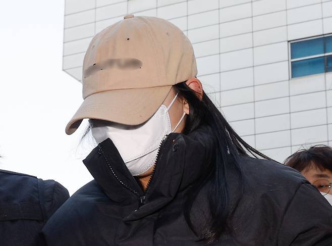 서울 강북구 수유동 모텔에서 약물이 든 음료를 건네 타인을 숨지게 한 혐의를 받는 20대 여성이 12일 오전 서울 도봉구 북부지방법원에서 열린 영장실질심사(구속 전 피의자 심문)에 출석하고 있다. 경찰은 이 여성이 지난달 말 또 다른 남성에게도 동일한 수법으로 범행을 저지른 것으로 보고 숨진 이들의 부검을 진행 중이다. 2026.2.12 뉴스1