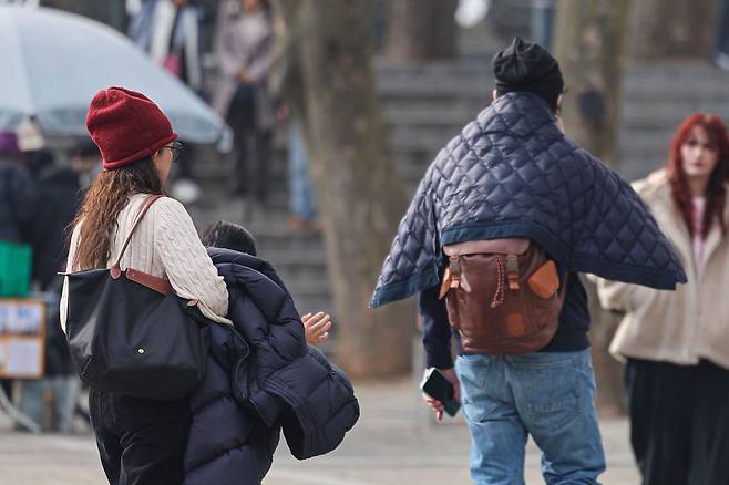 낮 기온이 10도 안팎을 보이며 비교적 온화한 날씨를 보인 12일 서울 용산구 남산공원에서 외국인 관광객이 두꺼운 외투를 손에 걸치고 있다. 2026.02.12. [서울=뉴시스]