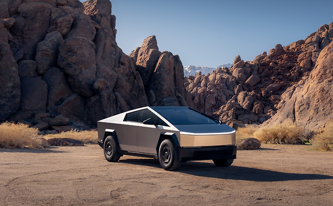 테슬라가 판매 부진을 타개하기 위해 기존보다 2만달러 저렴한 5만9990달러짜리 보급형 사이버트럭을 출시했다. 제원은 낮아졌으나 가격 경쟁력을 통해 대중화에 속도를 낸다는 전략으로 풀이된다. 테슬라 엑스 갈무리