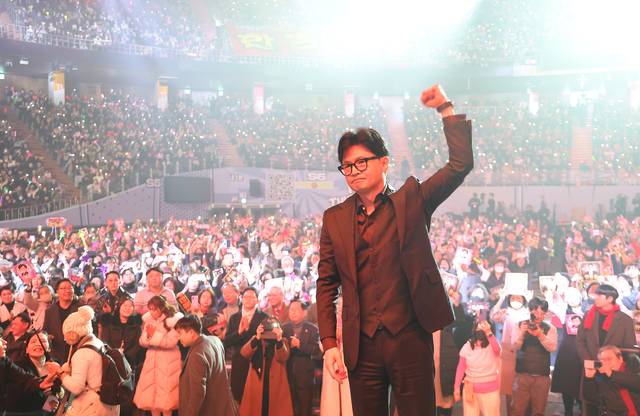 국민의힘 장동혁 지도부에서 제명을 확정하기 전의 한동훈 전 당대표가 지난 2월 8일 서울 송파구 잠실실내체육관에서 열린 토크콘서트에서 주먹을 들어올리고 있다.[연합뉴스 사진]