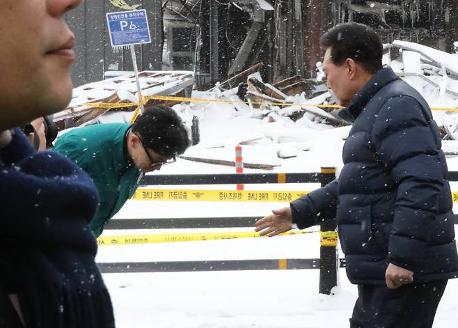 지난 2024년 1월 당시 윤석열 대통령과 국민의힘 한동훈 비상대책위원장이 충남 서천군 서천읍 서천특화시장 화재 현장에서 만나 인사하고 있다. /사진=연합뉴스