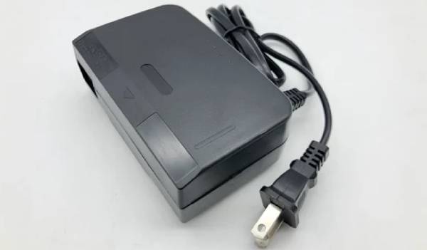 닌텐도 64 뒤편에 연결하는 어댑터의 모습