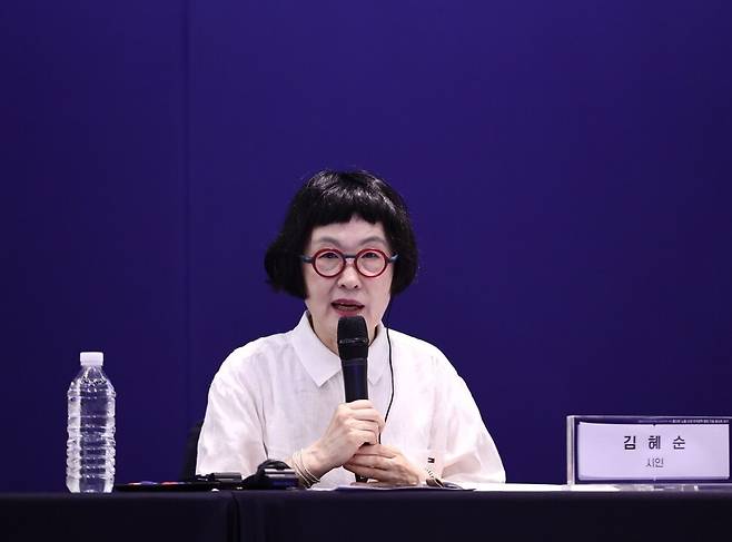 올해 등단 47년째를 맞은 김혜순 시인. 신간 ‘공중의 복화술’ 서문에 “소설을 쓰면서 허구라고 주장하는 것, 시를 쓰면서 뭘 암시한다고 주장하는 것” “이 두 가지를 버리면 해방”이라고 썼다. 사진은 지난해 7월 ‘2025 글로벌 문학 포럼’ 때. 한국문학번역원 제공