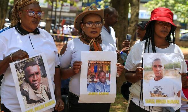 우크라이나 전선에서 러시아군에 합류해 싸우고 있는 케냐인들의 가족들이 19일(현지시각) 케냐 나이로비에서 정부에 이들의 신속한 송환과 유해 반환을 촉구하는 시위를 벌이고 있다. AP 연합뉴스