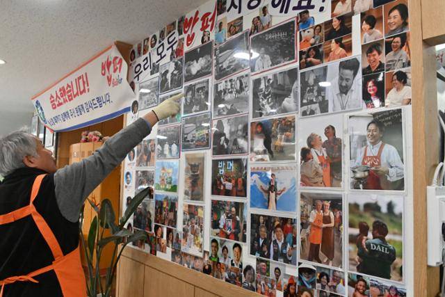최일도 목사가 밥퍼나눔운동본부 1층 무료급식 식당에 붙은 과거 사진을 가리키며 설명하고 있다. 최 목사는 1988년부터 청량리역 근처에서 노숙인과 무의탁 노인을 위해 밥을 나누는 공동체 활동을 이어 왔다. 류효진 선임기자