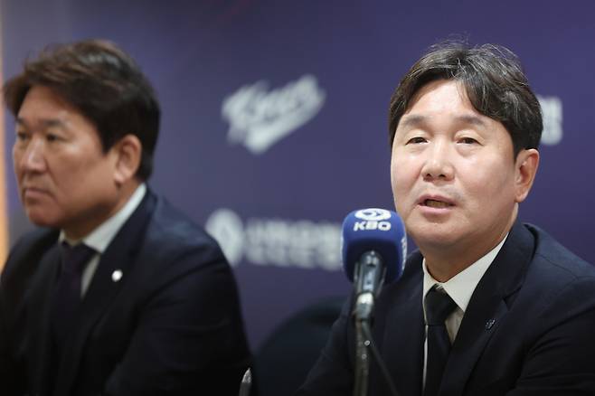 <yonhap photo-3348="">6일 서울 중구 한국프레스센터에서 열린 2026 WBC 대표팀 기자회견에서 류지현 한국 야구 대표팀 감독이 취재진 질문에 답하고 있다. 2026.2.6 [연합뉴스]</yonhap>