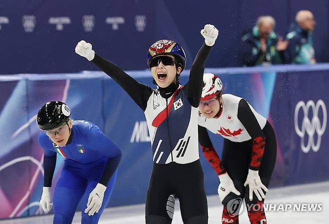 금메달의 순간_(밀라노=연합뉴스) 신준희 기자 = 18일(현지시간) 이탈리아 밀라노 아이스스케이팅 아레나에서 열린 2026 밀라노-코르티나담페초 동계올림픽 쇼트트랙 여자 3000m 계주 결승에서 한국 마지막 주자 김길리가 1위로 피니시라인을 통과하며 환호하고 있다. 2026.2.19 hama@yna.co.kr