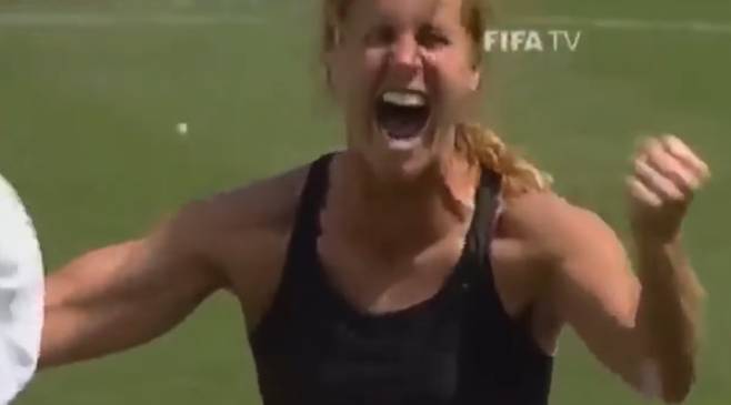 1999년 여자 월드컵의 브랜디 체스테인 세리머니. 사진=유튜브 FIFA TV 영상 캡처
