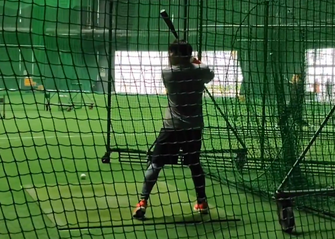 비시즌 동안 타격 훈련에 매진하는 이시즈카 유세이. [사진 스포츠호치 SNS 갈무리]