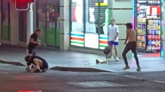 지난 18일(현지시간) 호주 시드니 도심 길거리에서 신원 미상의 남성 3명이 20대 한국인 청년을 공격하는 장면. 바닥에 쓰러져 있는 한국인을 한 남성이 망치로 가격하고 있다. [사진=SNS, 연합뉴스]