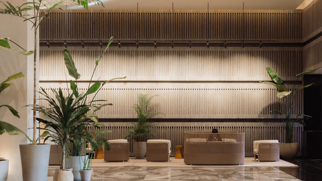 그랜드 조선 제주 힐 스위트 로비. 머무는 경험을 통해 브랜드 가치를 확장하는 호텔 공간의 단면이다. (조선호텔앤리조트 홈페이지)