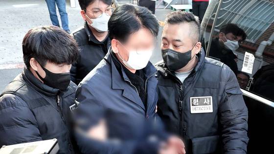 이재명 더불어민주당 대표를 흉기로 습격한 60대 김모씨가 2024년 1월 4일 구속영장실질심사를 받기 위해 부산 연제경찰서에서 법원으로 이송되고 있다. 송봉근 객원기자