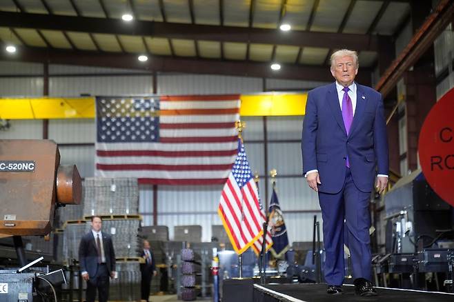 도널드 트럼프 미국 대통령이 19일(현지시간) 조지아주 쿠사 스틸 코퍼레이션을 방문해 자신의 경제 정책의 성과에 대한 연설을 진행했다. 트럼프 대통령은 11월 중간선거를 앞두고 접경지 방문을 이어가며 관세 정책의 성과에 대해 강조하고 있다. AP=연합뉴스