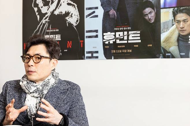 류승완 감독이 지난 12일 서울 암사동 외유내강 사무실에서 한국경제신문과 인터뷰하며 30년간 영화를 만들어온 태도에 대해 말하고 있다. 그는 최근 영화 '휴민트'와 인터뷰집 <재미의 조건>을 공개했다. 사진=박충열