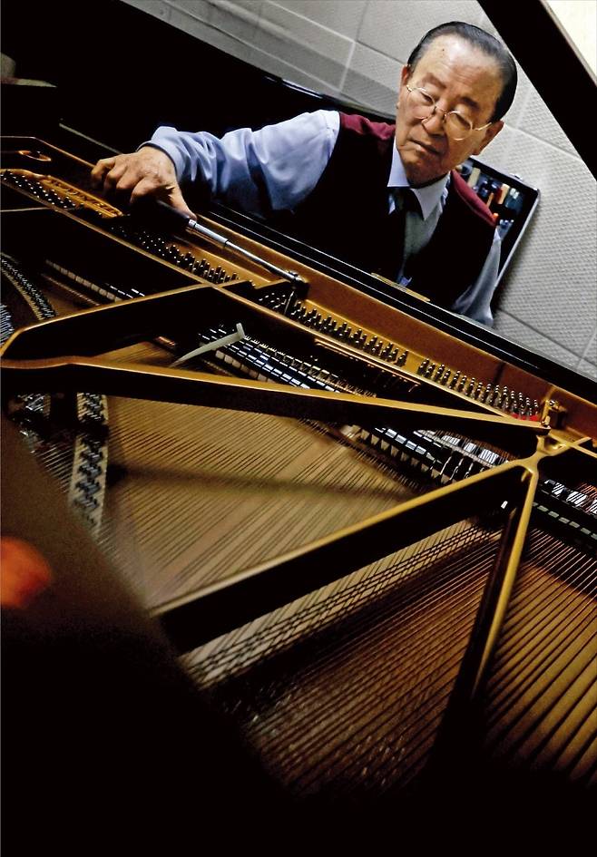 이종열 피아노 조율 명장이 지난 2일 서울 서초동 예술의전당에서 피아노를 조율하고 있다. 그는 이날 인터뷰에서 “그저 그런 기술자가 아니라 실력으론 그 누구도 범접할 수 없는 ‘장인’의 얼굴로 마지막 날까지 피아노 앞에 앉고 싶다”고 말했다. /문경덕 기자