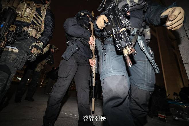 윤석열 전 대통령이 비상계엄을 선포한 이후 자정을 넘긴 2024년 12월4일 새벽 저격소총으로 무장한 군인이 국회 본청으로 향하고 있다. 성동훈 기자