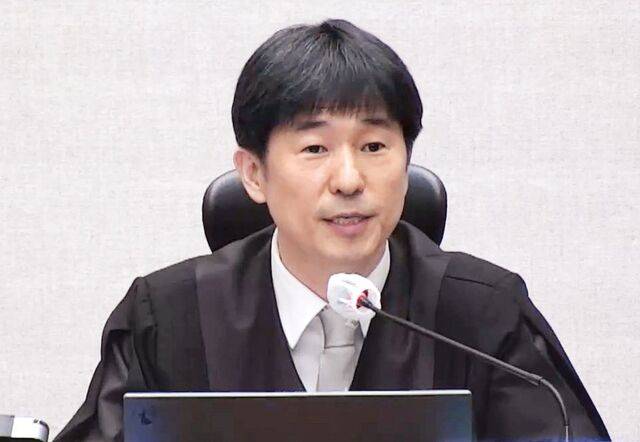 서울중앙지법 형사25부 지귀연 재판장이 19일 서울 서초구 서울중앙지방법원에서 열린 윤석열 전 대통령의 내란우두머리 혐의 1심 선고 공판에서 주문을 낭독하고 있다. 지 재판장은 이날 윤 전 대통령에게 무기징역을 선고했다. 연합뉴스