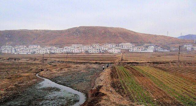 2014년 3월 평안남도 영원군 일대 도로 주변 부락을 촬영한 사진이다. 외부인의 사진 촬영이 엄격히 제한된 상황에서 이동 중 차량 내부에서 포착한 기록물이다. 김석태 사관이 평생 가슴에 묻어둔 고향 땅의 실제 모습이다. 비외른 크리스티안 퇴리센(bjornfree.com/kim) 제공