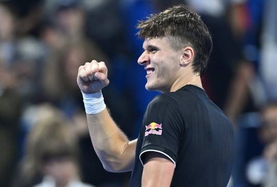 신네르 물리친 멘시크. 사진[EPA=연합뉴스]