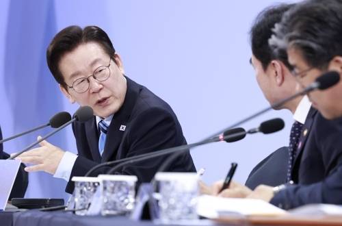 이재명 대통령이 작년 11월 14일 경기 파주시 라이브러리스테이 지지향에서 열린 ‘경기 북부의 마음을 듣다’ 타운홀 미팅 간담회에서 안규백 국방부 장관에게 질문하고 있다. [사진 = 연합뉴스]